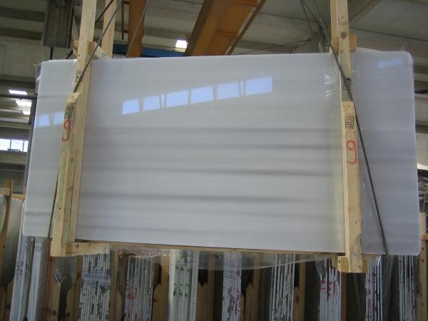 Marmara_white_marble_slabs.jpg